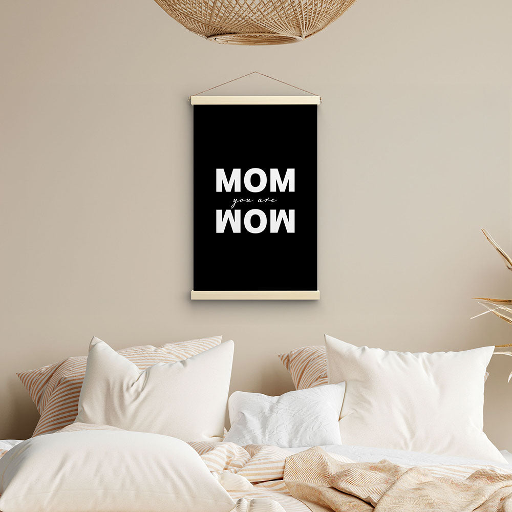"Mom you are wow" - Stoffbild mit Holzleisten in Schwarz-Weiß