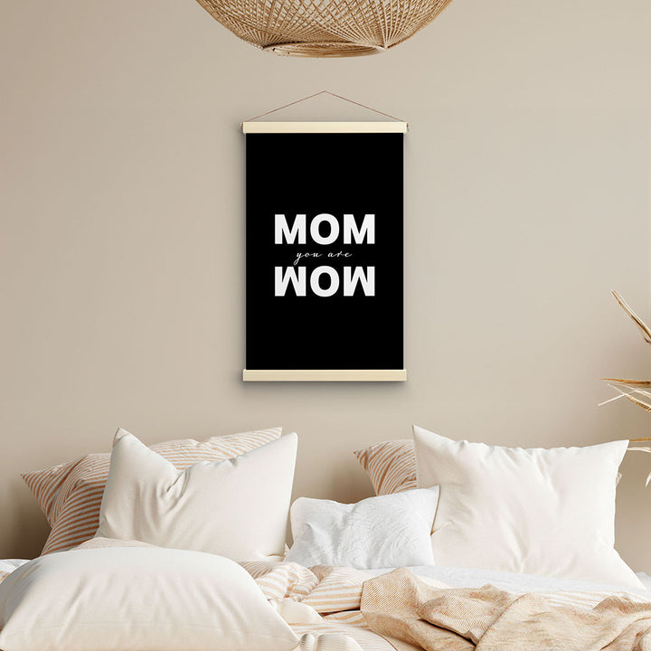 "Mom you are wow" - Stoffbild mit Holzleisten in Schwarz-Weiß