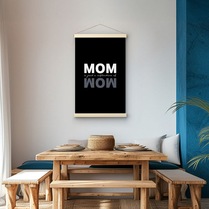 "Mom is just a reflection of wow" - Stoffbild mit Holzleisten in Schwarz-Weiß