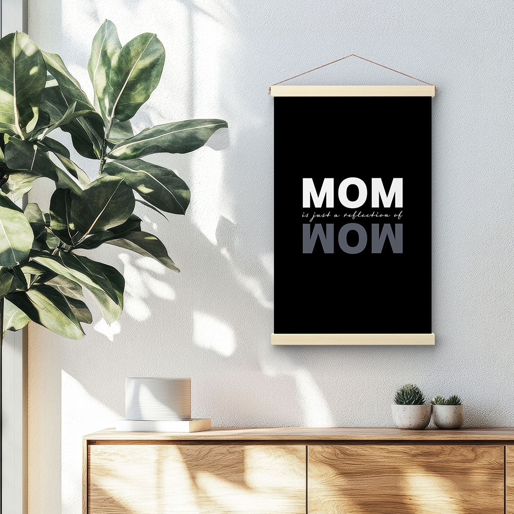 "Mom is just a reflection of wow" - Stoffbild mit Holzleisten in Schwarz-Weiß