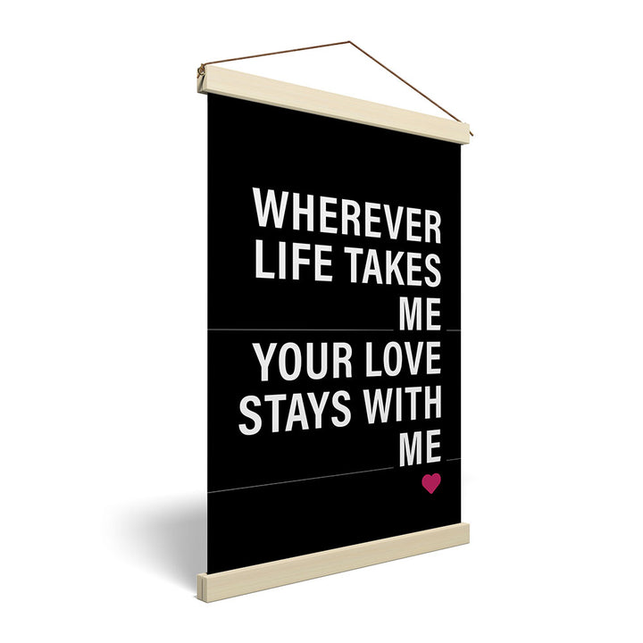 "Wherever life takes me your love stays with me" - Stoffbild mit Holzleisten in Schwarz-Weiß-Pink