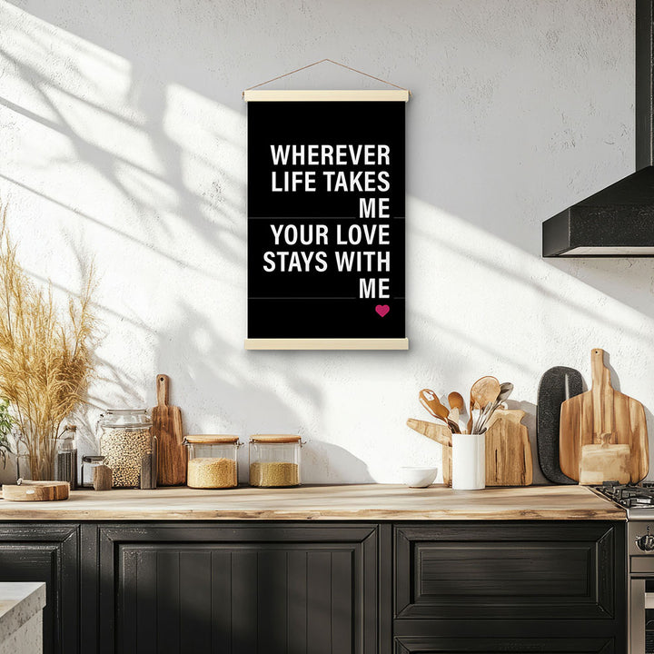 "Wherever life takes me your love stays with me" - Stoffbild mit Holzleisten in Schwarz-Weiß-Pink