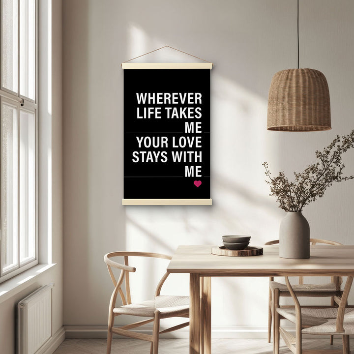 "Wherever life takes me your love stays with me" - Stoffbild mit Holzleisten in Schwarz-Weiß-Pink