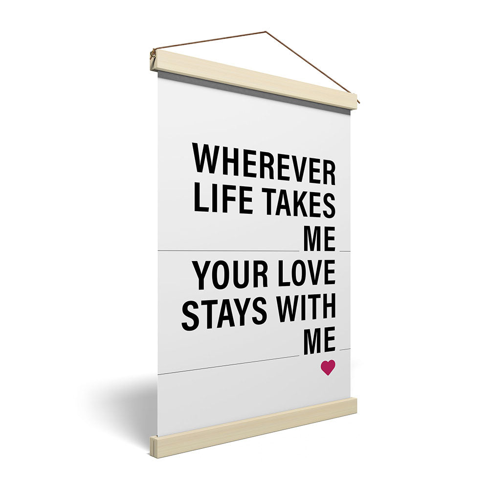 "Wherever life takes me your love stays with me" - Stoffbild mit Holzleisten in Weiß-Schwarz-Pink