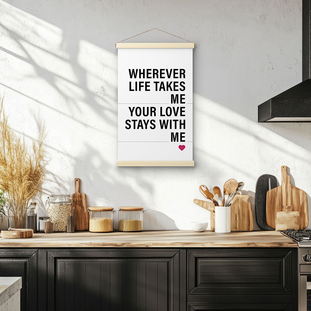 "Wherever life takes me your love stays with me" - Stoffbild mit Holzleisten in Weiß-Schwarz-Pink