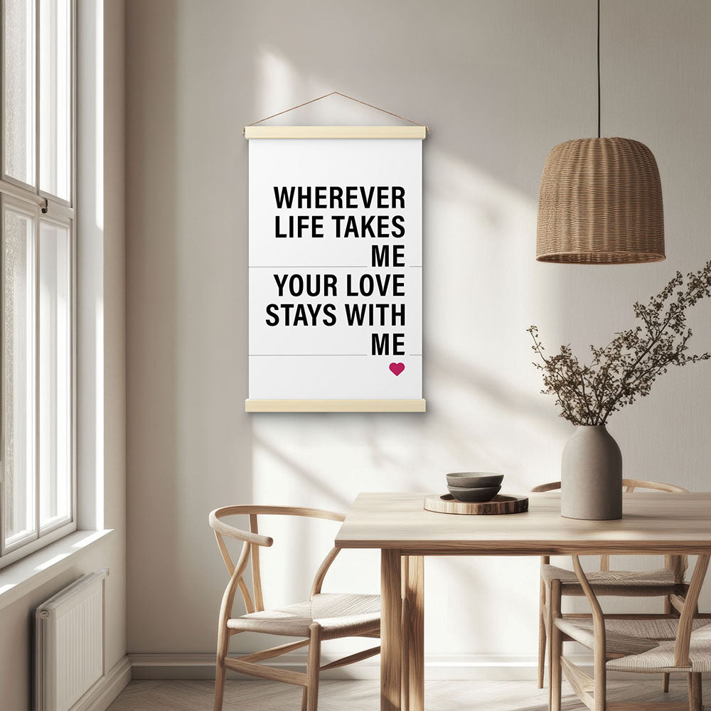 "Wherever life takes me your love stays with me" - Stoffbild mit Holzleisten in Weiß-Schwarz-Pink
