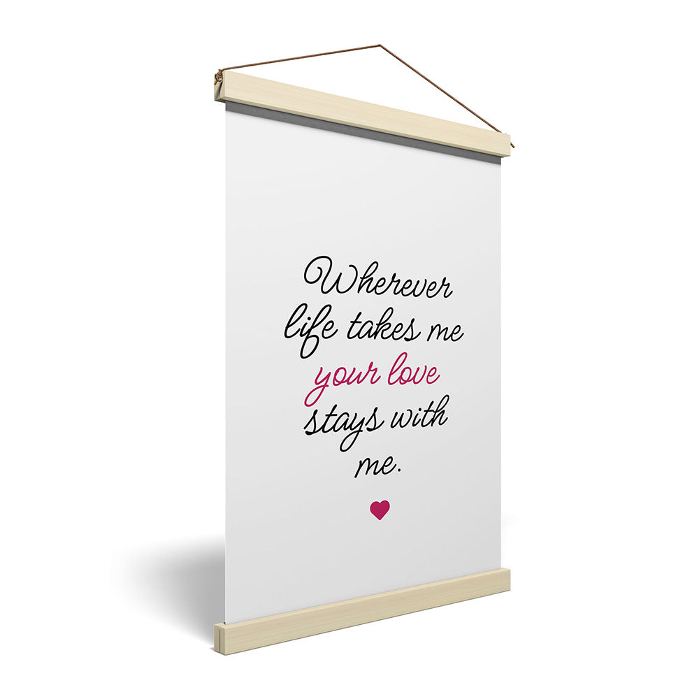 "Wherever life takes me your love stays with me" - Stoffbild mit Holzleisten in Weiß-Schwarz-Pink