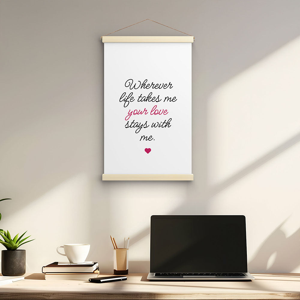 "Wherever life takes me your love stays with me" - Stoffbild mit Holzleisten in Weiß-Schwarz-Pink