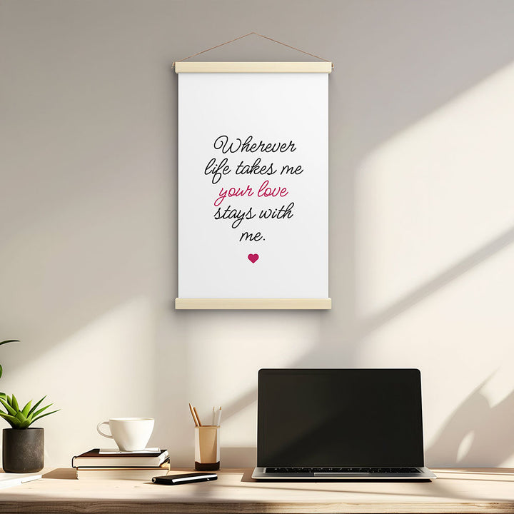 "Wherever life takes me your love stays with me" - Stoffbild mit Holzleisten in Weiß-Schwarz-Pink