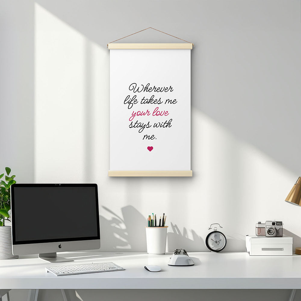 "Wherever life takes me your love stays with me" - Stoffbild mit Holzleisten in Weiß-Schwarz-Pink