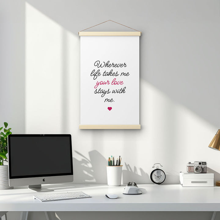 "Wherever life takes me your love stays with me" - Stoffbild mit Holzleisten in Weiß-Schwarz-Pink