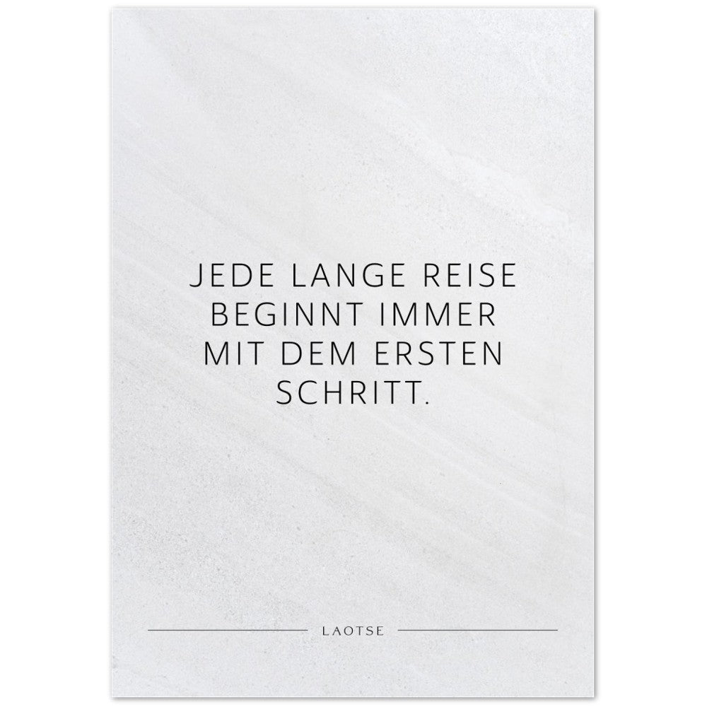 Jede lange Reise beginnt immer mit dem … – Poster Seidenmatt Weiss in Steinoptik – ohne Rahmen