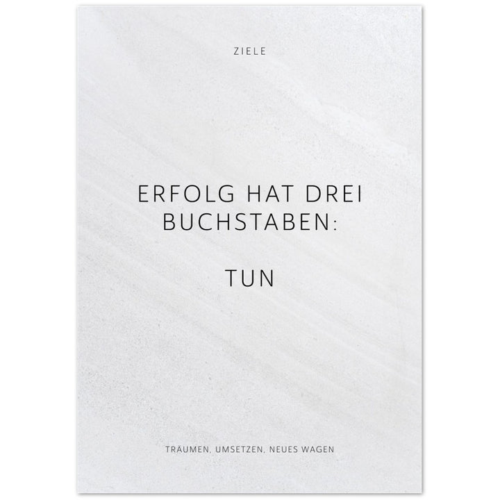 Erfolg hat drei Buchstaben: TUN – Poster Seidenmatt Weiss in Steinoptik – ohne Rahmen