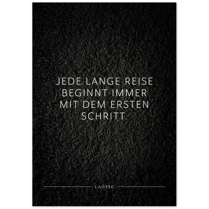 Jede lange Reise beginnt immer mit dem … – Poster Seidenmatt Schwarzgrau in Strukturwandoptik – ohne Rahmen