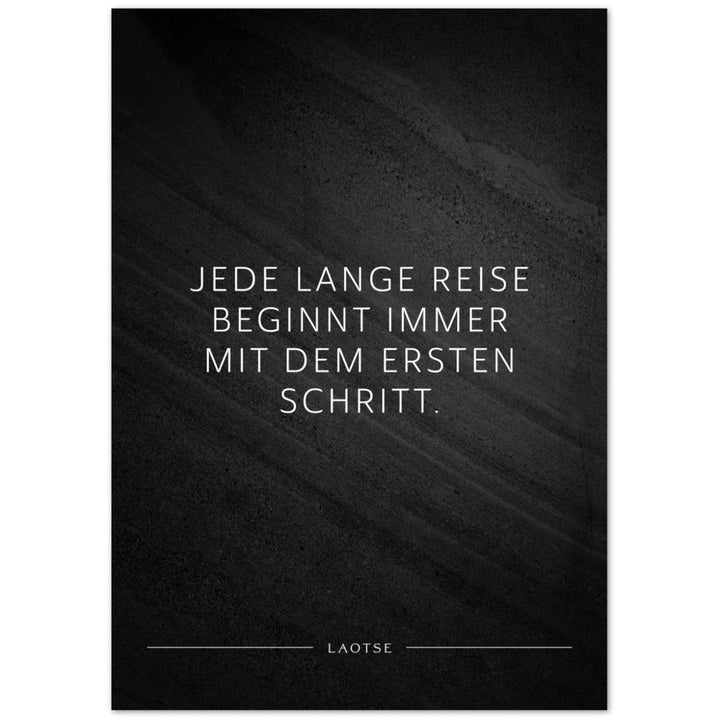 Jede lange Reise beginnt immer mit dem … – Poster Seidenmatt Schwarzgrau in Steinoptik – ohne Rahmen
