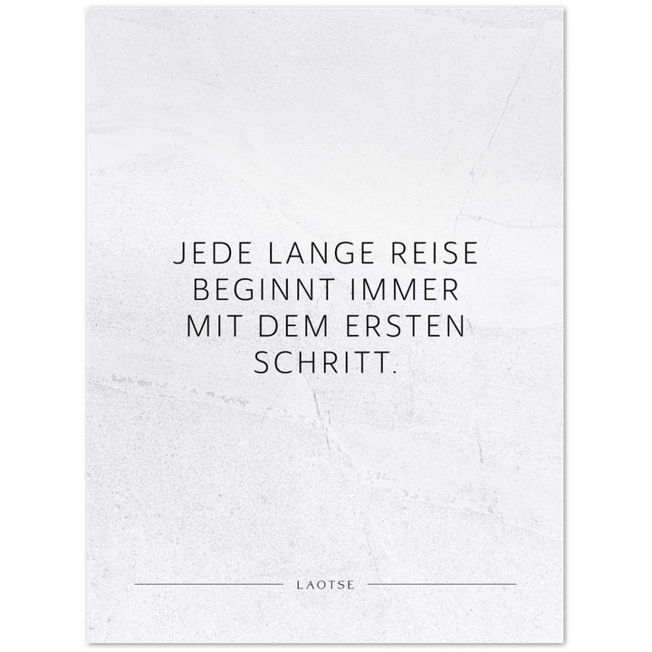 Jede lange Reise beginnt immer mit dem … – Poster Seidenmatt Weiss in gewellter Steinoptik – ohne Rahmen