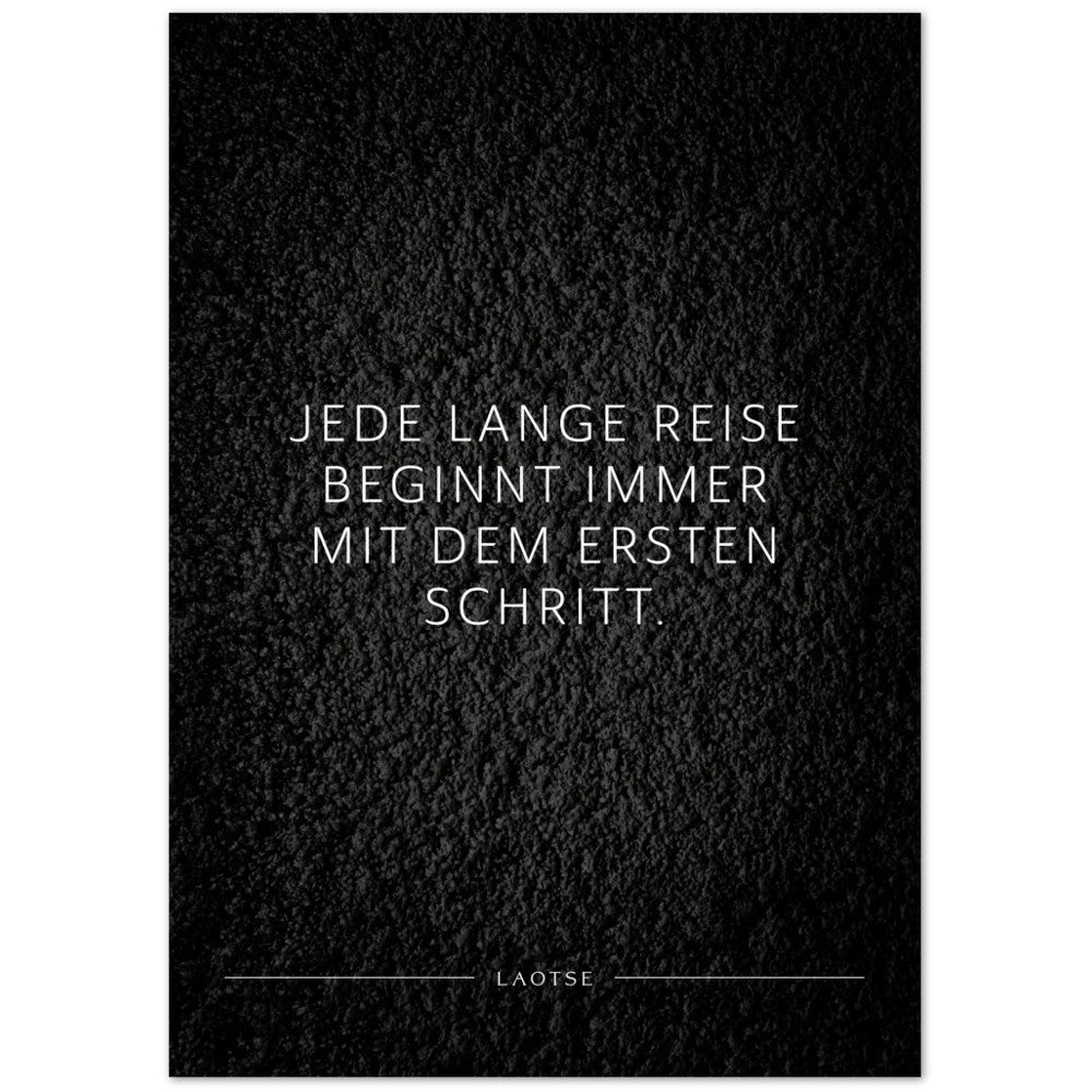 Jede lange Reise beginnt immer mit dem … – Poster Seidenmatt Schwarzgrau in Strukturwandoptik – ohne Rahmen