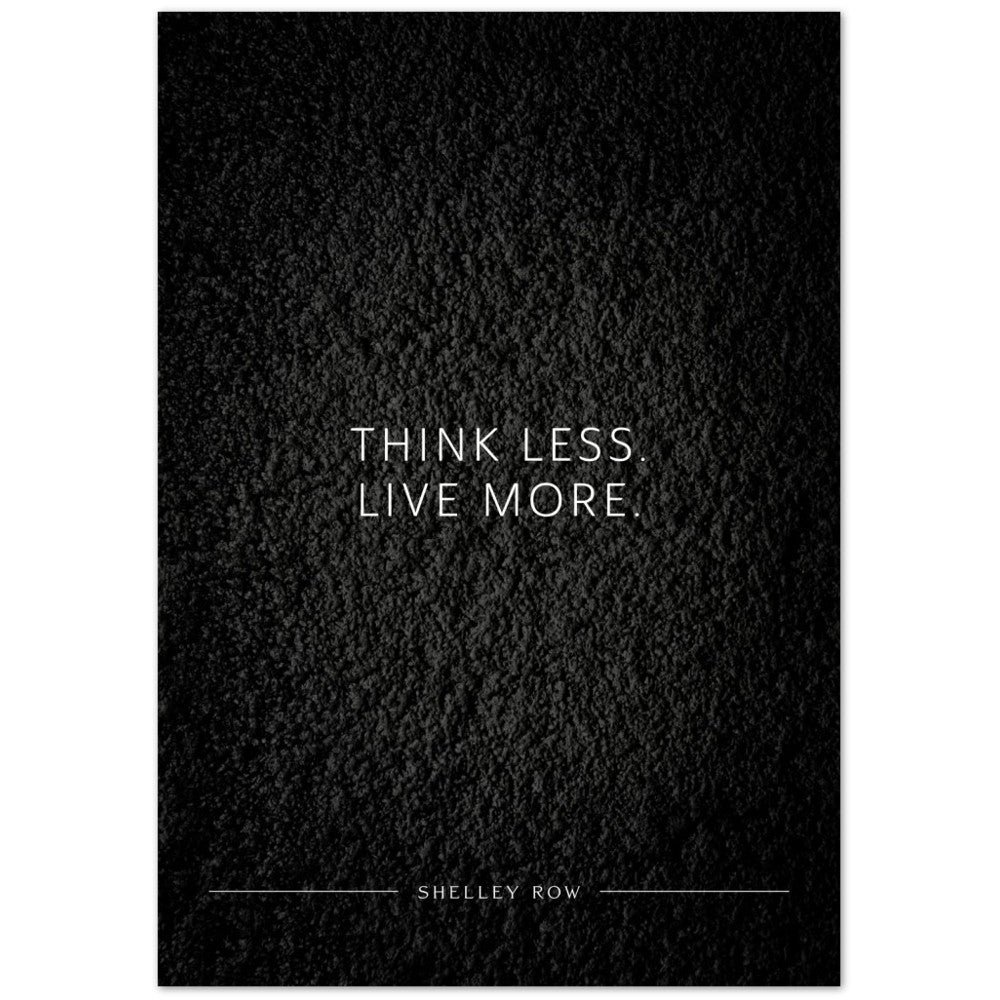 Think less. Live more. (Shelley Row) – Poster Seidenmatt Schwarzgrau in Strukturwandoptik – ohne Rahmen