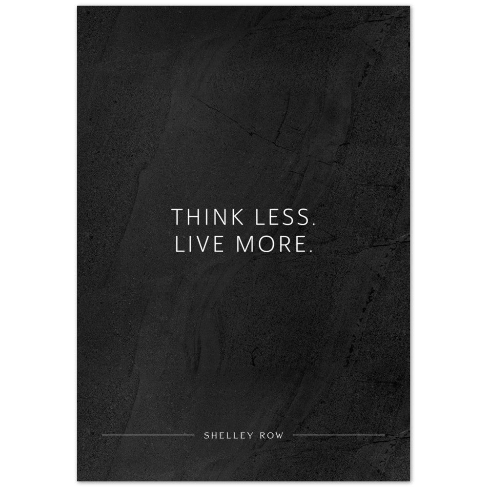 Think less. Live more. (Shelley Row) – Poster Seidenmatt Schwarzgrau in gewellter Steinoptik – ohne Rahmen