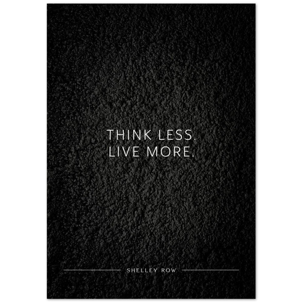 Think less. Live more. (Shelley Row) – Poster Seidenmatt Schwarzgrau in Strukturwandoptik – ohne Rahmen