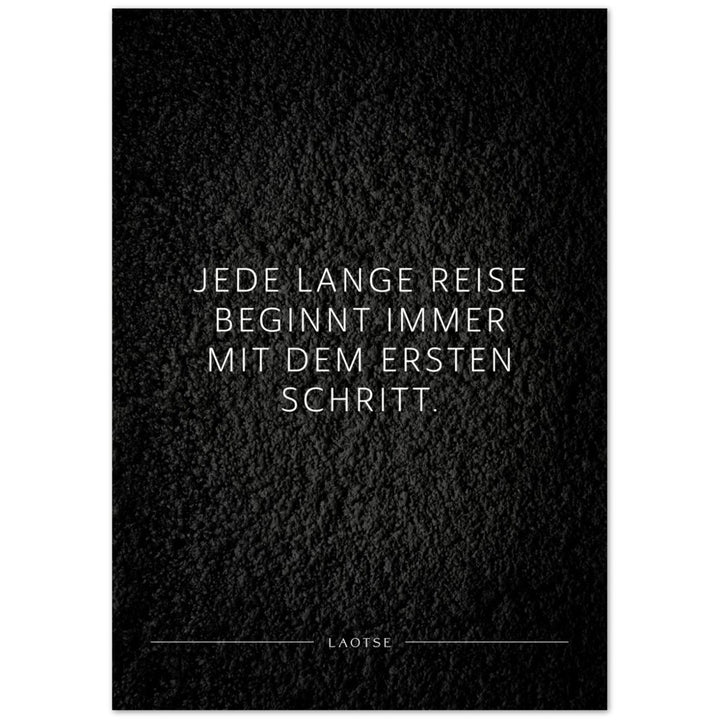 Jede lange Reise beginnt immer mit dem … – Poster Seidenmatt Schwarzgrau in Strukturwandoptik – ohne Rahmen