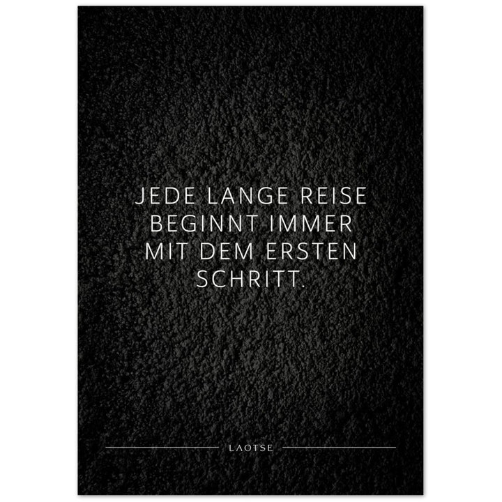 Jede lange Reise beginnt immer mit dem … – Poster Seidenmatt Schwarzgrau in Strukturwandoptik – ohne Rahmen
