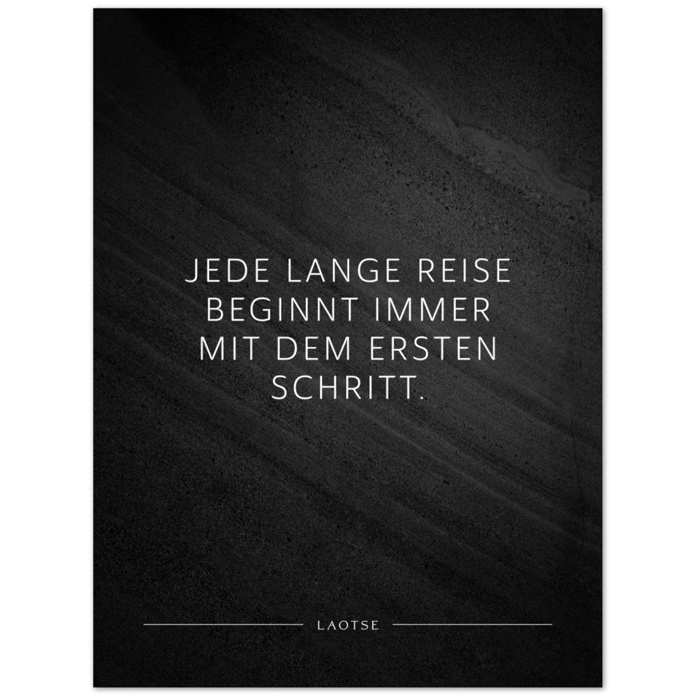 Jede lange Reise beginnt immer mit dem … – Poster Seidenmatt Schwarzgrau in Steinoptik – ohne Rahmen
