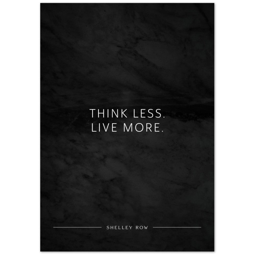 Think less. Live more. (Shelley Row) – Poster Seidenmatt Schwarzgrau in Marmoroptik – ohne Rahmen