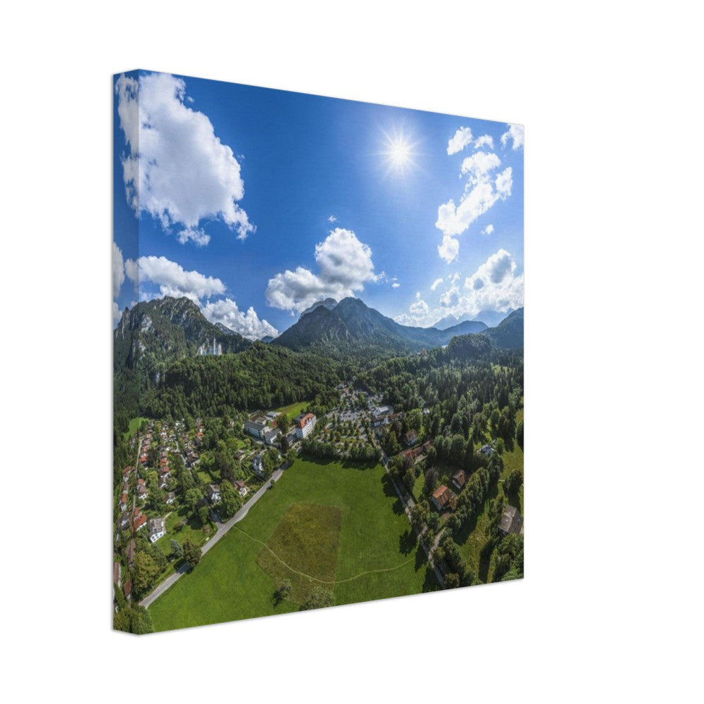 Hohenschwangau vor den Bayerischen Alpen mit Schloss Neuschwanstein – Leinwand Panorama – Neuschwanstein