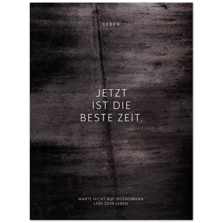 Jetzt ist die beste Zeit. – Poster Seidenmatt Schwarzgrau in Betonoptik – ohne Rahmen