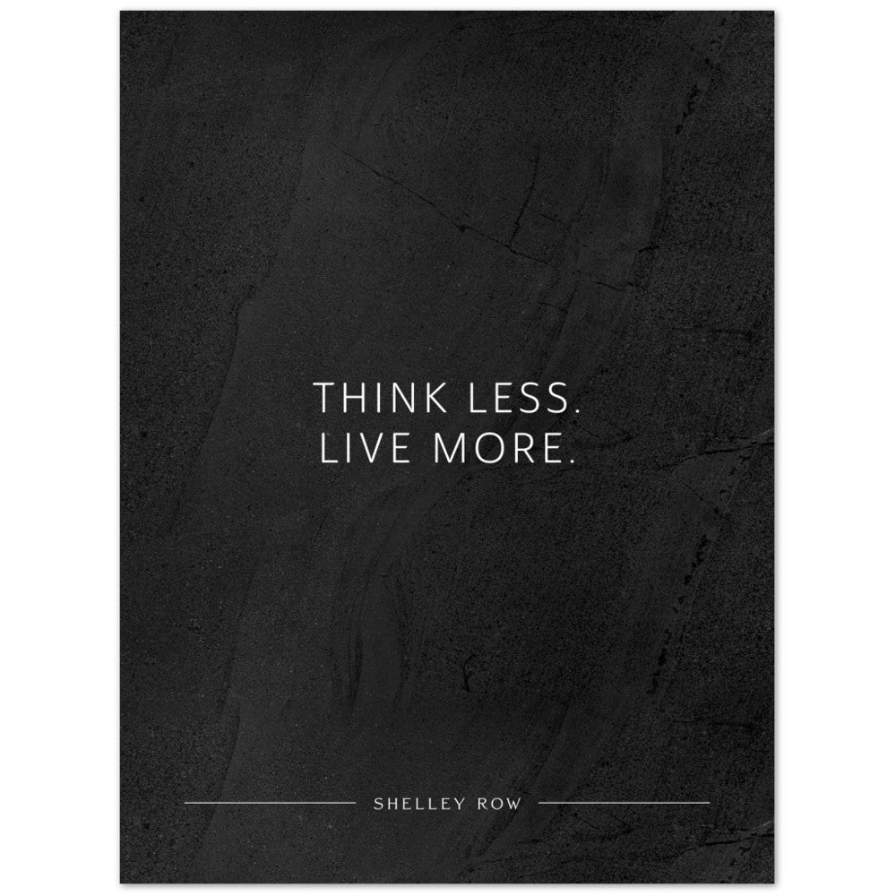 Think less. Live more. (Shelley Row) – Poster Seidenmatt Schwarzgrau in gewellter Steinoptik – ohne Rahmen