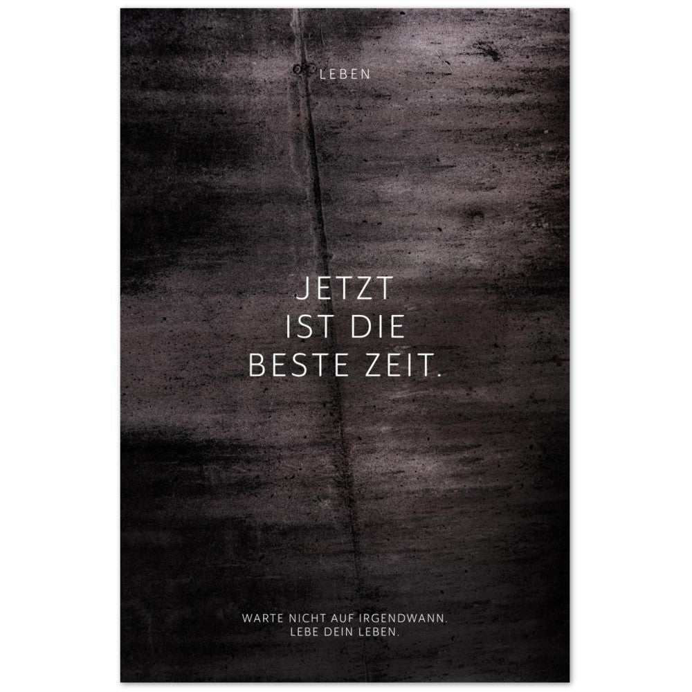 Jetzt ist die beste Zeit. – Poster Seidenmatt Schwarzgrau in Betonoptik – ohne Rahmen