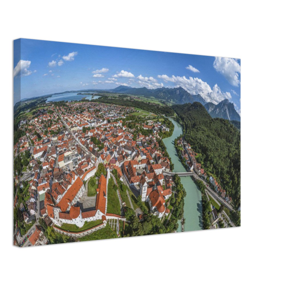 Füssen mit historischer Altstadt, Hohes Schloss, Kloster St. Mang, Lech, Kalvarienberg und Forggensee – Leinwand Panorama – Füssen