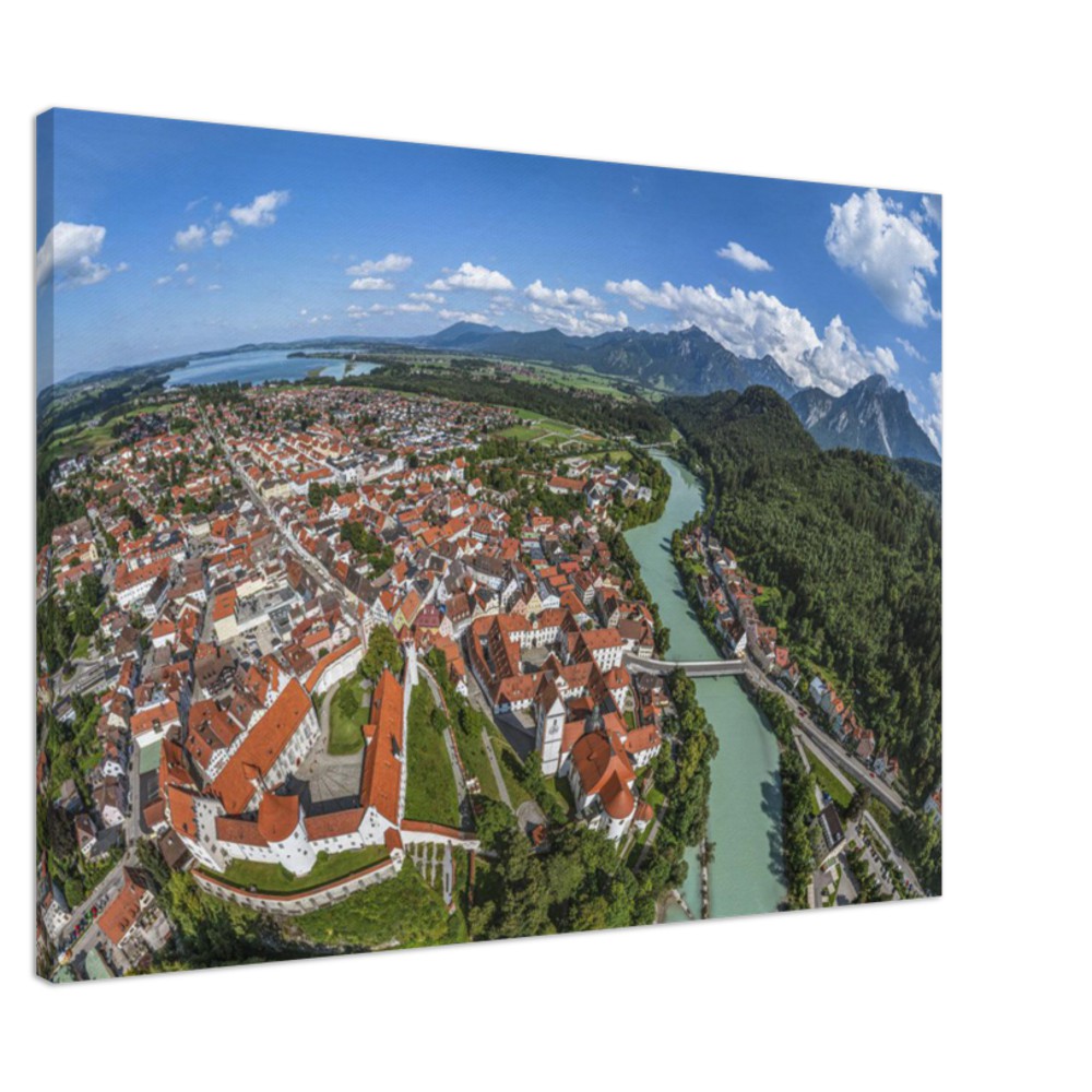 Füssen mit historischer Altstadt, Hohes Schloss, Kloster St. Mang, Lech, Kalvarienberg und Forggensee – Leinwand Panorama – Füssen