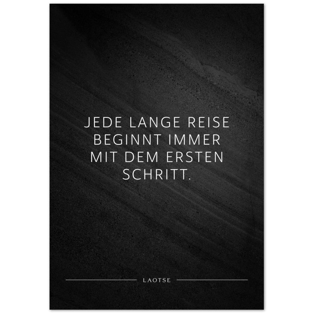 Jede lange Reise beginnt immer mit dem … – Poster Seidenmatt Schwarzgrau in Steinoptik – ohne Rahmen
