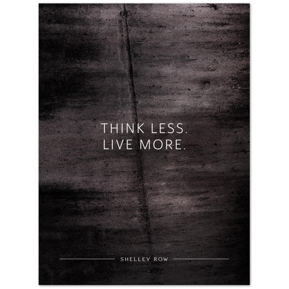 Think less. Live more. (Shelley Row) – Poster Seidenmatt Schwarzgrau in Betonoptik – ohne Rahmen